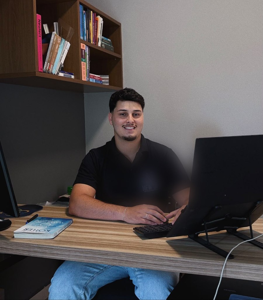 Murilo Proença, fundador da Proença & Co. Marketing, trabalhando em seu escritório em Sorocaba